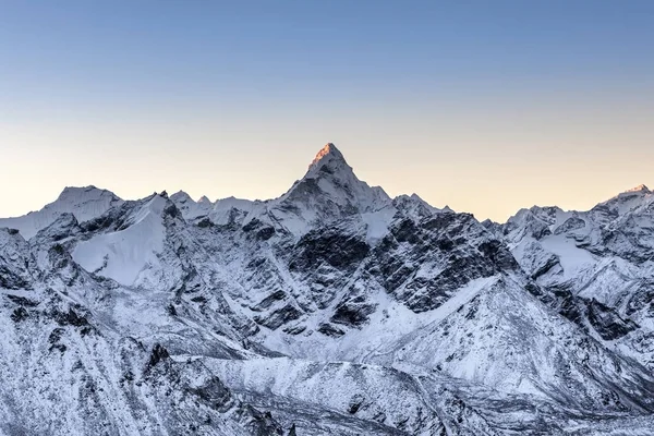 Hermoso pico de Ama Dablam iluminado por el primer rayo de sol de la mañana pico de montaña Sharp destacando — Foto de Stock