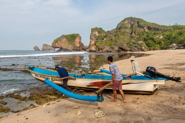 JAVA INDONESIA 10 апреля 2015 Рыбаки на лодке в море — стоковое фото