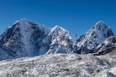 Kurtarma helikopteri yüksek Himalaya Dağları kırmızı helikopter uçan iki güzel snowy arasında