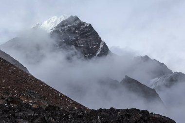 Ünlü Everest Base Camp Trek Himalayalar Nepal dumanlı dağ buğu dramatik siyah kaya