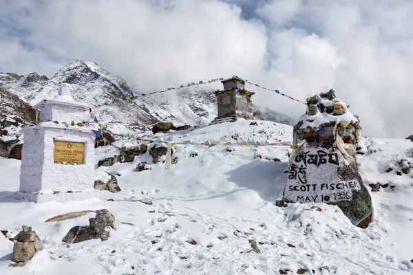 EVEREST BASE CAMP TREKNEPAL 30 OCTUBRE 2015 Conmemoración en honor al líder de la expedición Scott — Foto de Stock