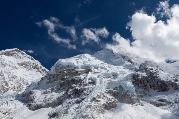 Wunderschöner schnee- und eisbedeckter Bergblick auf die Gipfel und blauer Himmel mit weißen Wolken von — Stockfoto