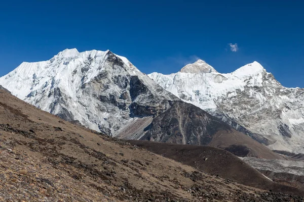 Everest saha kampı: Sagarmatha Milli Parkı'nda giderken ada tepe veya Korece Tse ve Makalu görünümü