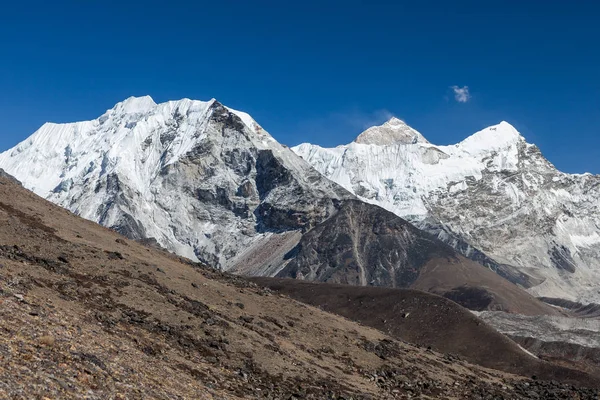Everest saha kampı: Sagarmatha Milli Parkı'nda giderken ada tepe veya Korece Tse ve Makalu görünümü — Stok fotoğraf