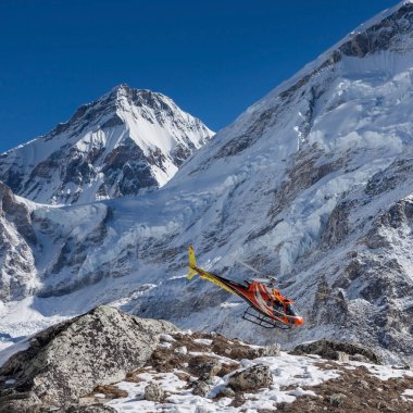 Everest Base Camp Treknepal Ekim 31 2015 yüksek Himalaya dağlarında kırmızı helikopter kurtarma