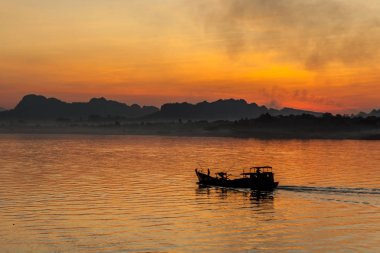 Salween nehirde gün batımında Hpaan il Myanmar içinde tekne.