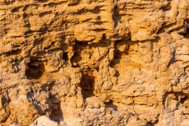Parlak sarı kaya yüzey dokusunu güneş ışığı altında