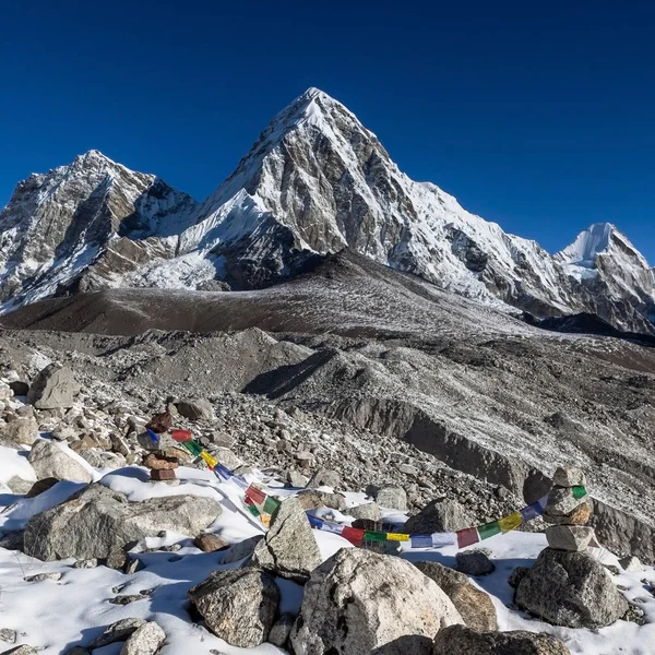Bandeiras de oração budistas em cairns de montanha na rota do acampamento base do Everest no Himalaia Nepal Acenando — Fotografia de Stock