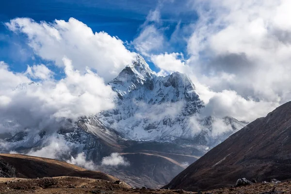 著名的珠穆朗玛峰基地营地徒步旅行在喜马拉雅山的 Dablam 山顶的戏剧性山景 — 图库照片