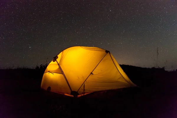 Yellow illuminated tent under night sky Camping at night — Stock Photo, Image