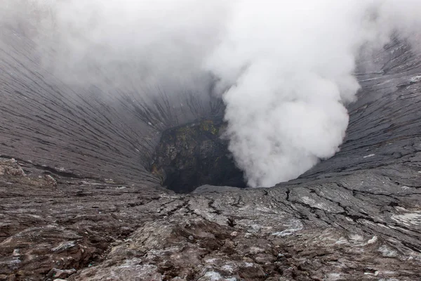 Plyn a páru z kráter sopky Bromo Java ostrov Indonésie — Stock fotografie