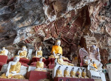 Kaw Goon Buda heykelleri ile eski tapınak mağara Myanmar