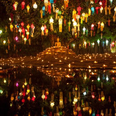 Mumlar ve renkli fenerler güzel altın Buda resim çevrili Buda resim tarafından yaktı