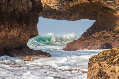 Zümrüt dalga Siung Beach Java sahilinde kayaların geçmekte