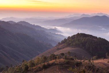 Sabah sis Myanmar Sunrise dağ vadilerde Kalaw Inle üzerinde dağlarda trek