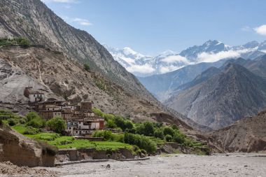 Mustang Himalays Nepal Tibet köyde Lubra manzara geleneksel evleri ve dağlar