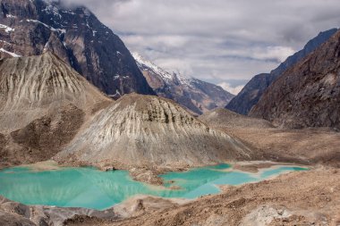 Zümrüt yeşil buzultaş gölde Himalaya Dağları Miristi khola gorge yakınındaki kuzey Annapurna Bankası