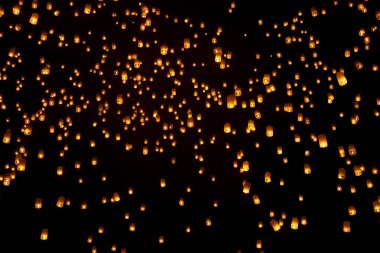 Chiang Mai Tayland loy krathong kutlama sırasında birden fazla gökyüzü fenerler