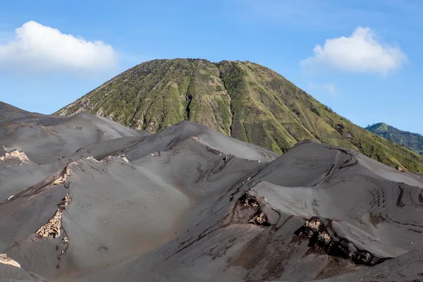 Batok zelené hory a ash písečné duny sopky Bromo v Bromotenggersemeru národním parku v — Stock fotografie