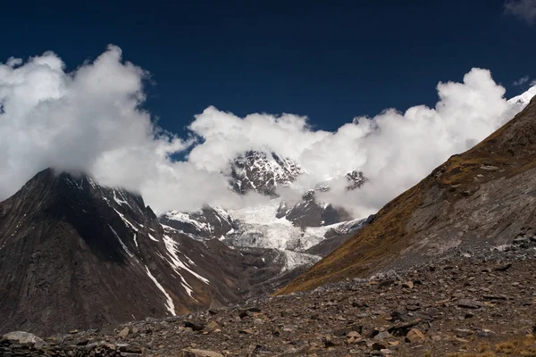 Szczyt Mt Tilicho objęte białe chmury w Himalajach Nepalu — Zdjęcie stockowe