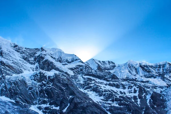 喜马拉雅布尔纳山脉后的第一缕阳光在尼泊尔白雪皑皑的喜马拉雅山脉 — 图库照片
