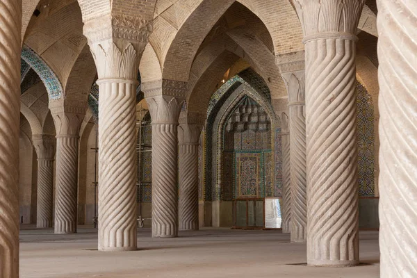 Máté almulk mecset Shiraz Irán régi iráni mecset ajtók bejárat a nagy oszlopok — Stock Fotó