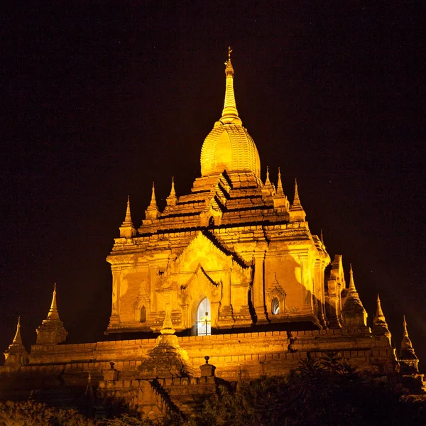 Bagan Temple in Myanmar at night illuminated Buddhist pagoda in Myanmar litup at night — Stock Photo, Image