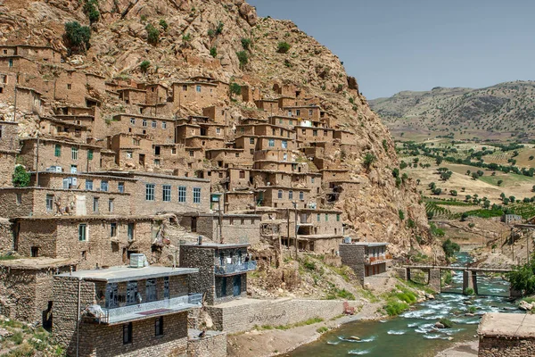 Palangan falu Kurdisztán Irán régi tégla ház teraszai a lejtőn a mountain — Stock Fotó