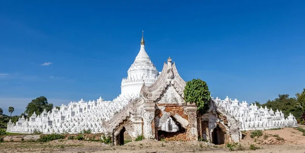 The white pagoda of Hsinbyume with gate Mya Thein Dan pagoda — Stock Photo, Image