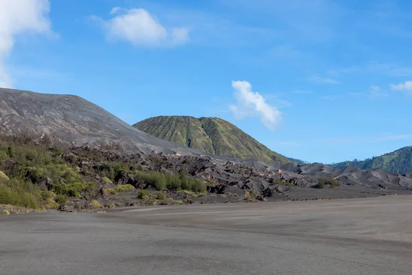 BromoTenggerSemeru National Park dune di cenere del vulcano Bromo e verde mt Batok a Java Island in — Foto Stock