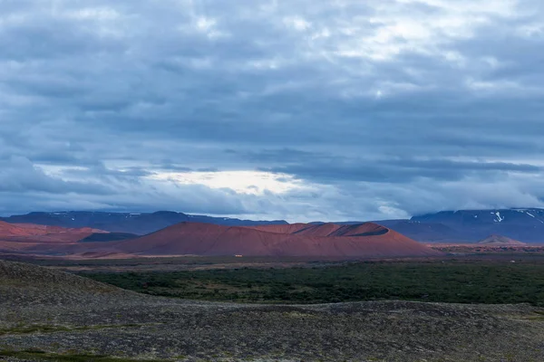 Impressionante cratera vulcânica vermelha perto de Krafla iluminada pelo pôr do sol incrível paisagem vulcânica islandesa — Fotografia de Stock