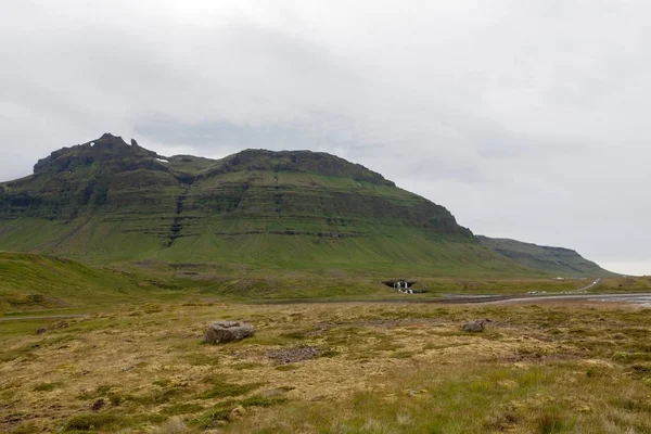 Verde paesaggio montano islandese in una giornata nuvolosa Bellissimo scenario con muschio verde ghiacciato di spessore — Foto Stock