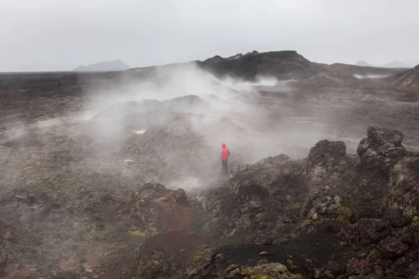 Одинокий турист потерялся в пепле и дымах лавового поля в вулканической зоне Крафла Исландия Активный — стоковое фото