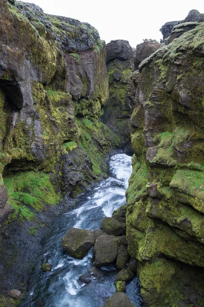 Skogar 河深 canion 与绿色植被和小瀑布冰岛南部在 Thorsmork 附近 — 图库照片