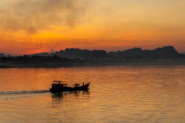 Hpaan ili Myanmar sürüm 2 gün batımında Salween Nehri'nde tekne
