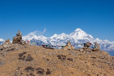 Budist dua bayraklarıyla mt Dhaulagiri sürüm 2 arka planda cairns Himalayalar üzerinde