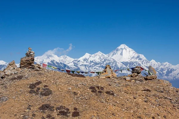 Bandeiras de oração budistas em cairns no Himalaia com mt Dhaulagiri no fundo Versão 2 — Fotografia de Stock