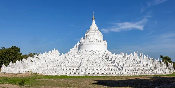 Mya Thein Tan Pagoda White buddhist stupa in Mandalay province Myanmar Version 2 — Stock Photo, Image