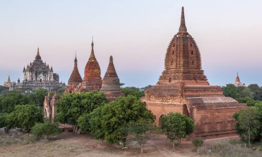Eski Birmanya günbatımı sürümü 2 yeşil ağaçlar tapınaklarda tuğla