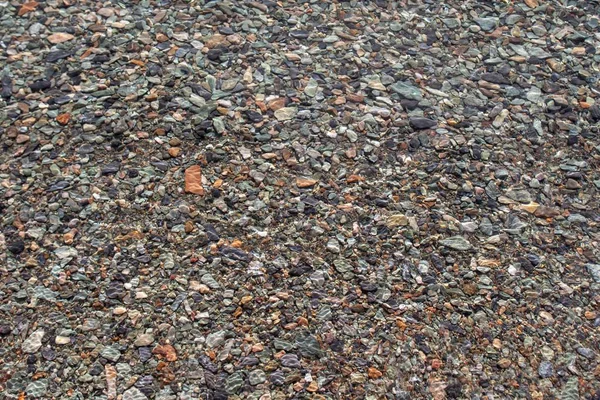 石头在水背景湿石头在平静的湖的水透明水在鹅卵石上 — 图库照片