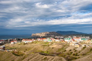 Sudak kasaba ve cape Meganom Kırım Ukrayna sürüm 2 gün batımında