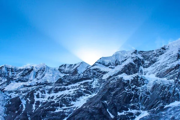 히말라야 안나푸르나 범위 눈 네팔 히말라야 산에서 그랜드 장벽 뒤에 첫 번째 태양 광선 — 스톡 사진