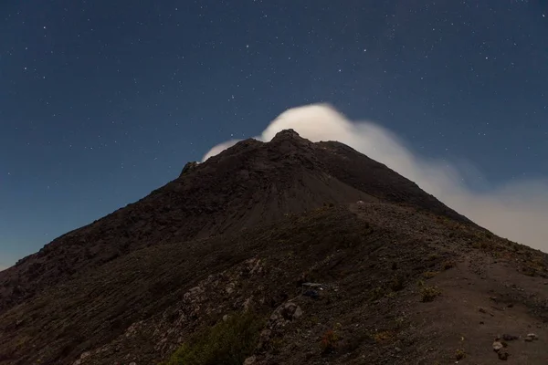 Fumo dal vulcano Merapi sotto le stelle di notte Versione 2 — Foto Stock