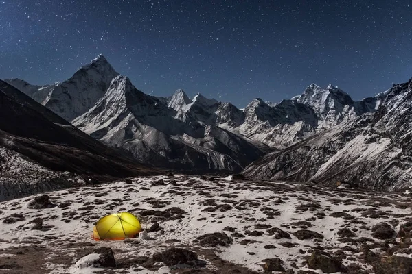 Konzept der Einsamkeit und Freiheit in der wilden Nacht winterliches Zelten in den Bergen einsames Zelt beleuchtet — Stockfoto