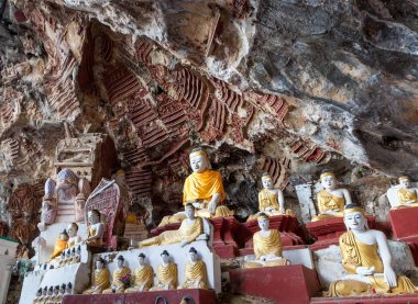 Kaw Goon Buda heykelleri ile eski tapınak mağara Myanmar sürüm 2