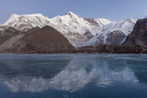 Malebné horské Čo Oju odráží v modré morénové jezero pokryté ledem krásná — Stock fotografie
