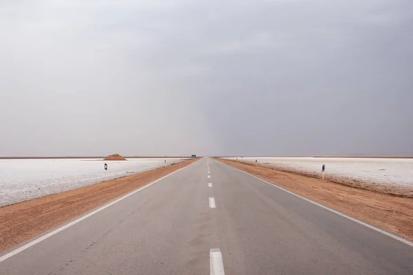 Camino al horizonte a través del desierto de sal Dashte Kavir Iran Versión 2 — Foto de Stock