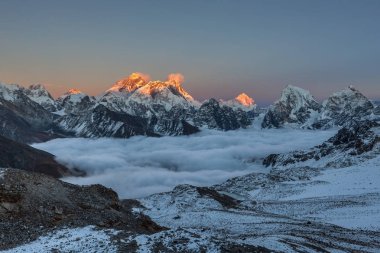Everest Zirvesi görünümünden Renjo La geçidi dağ vadinin güzel görünümü üzerinde şaşırtıcı günbatımı