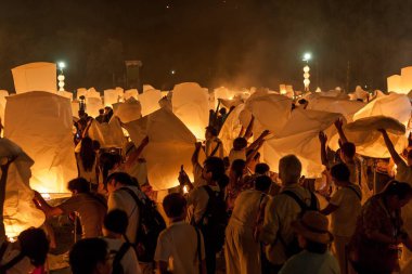 Chiang Mai Tayland 25 Ekim 2014 için hürmet gökyüzü fenerler serbest bırakmak hazırlanıyor insanlar