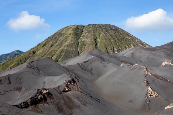 Verde Batok montagna e dune di sabbia cenere del vulcano Bromo in BromoTenggerSemeru parco nazionale a — Foto Stock